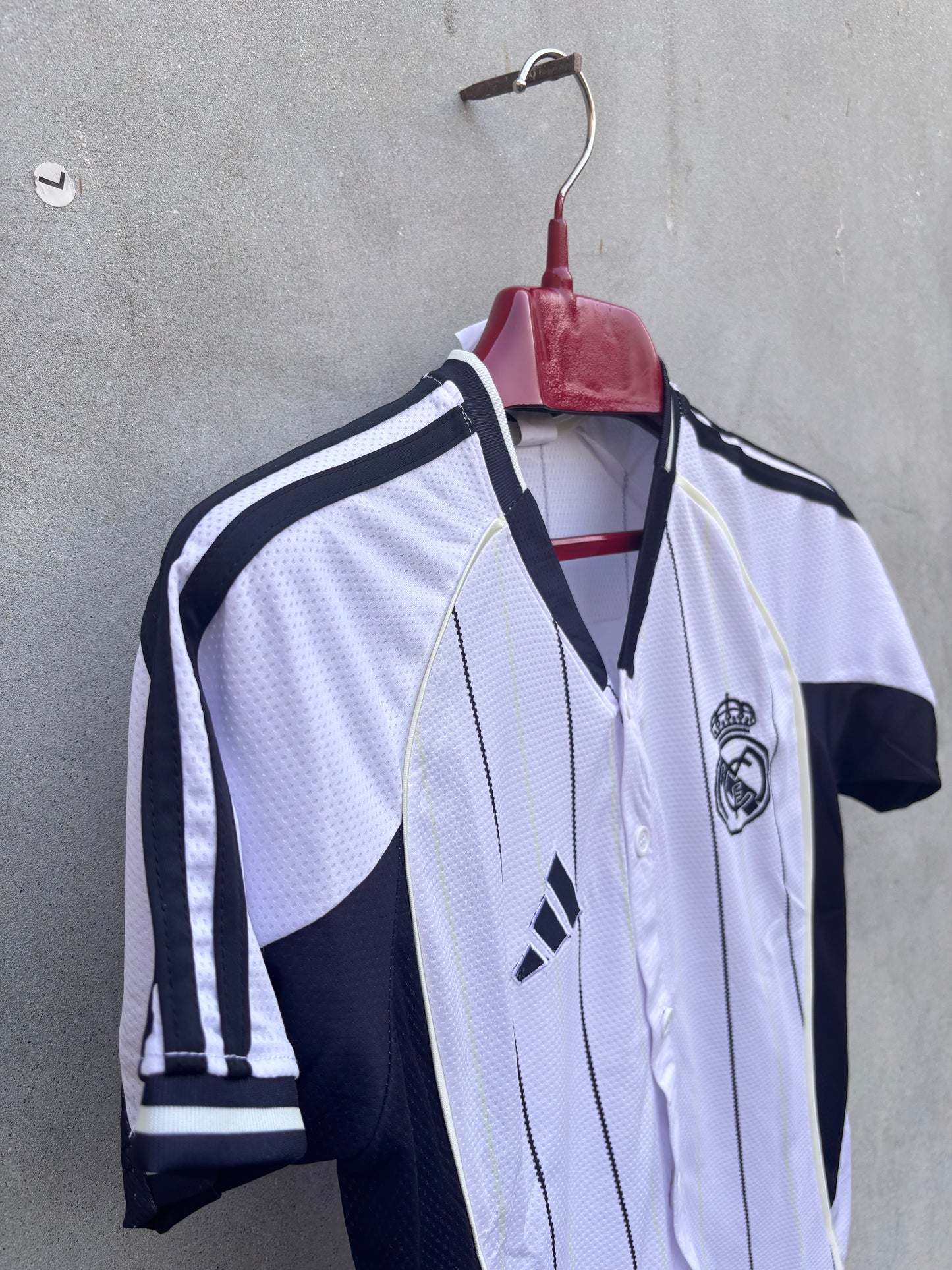 Real Madrid US Pack 25/26 embroided logo